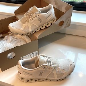 LIKE NEW On running Cloud- white/sand- Size 7